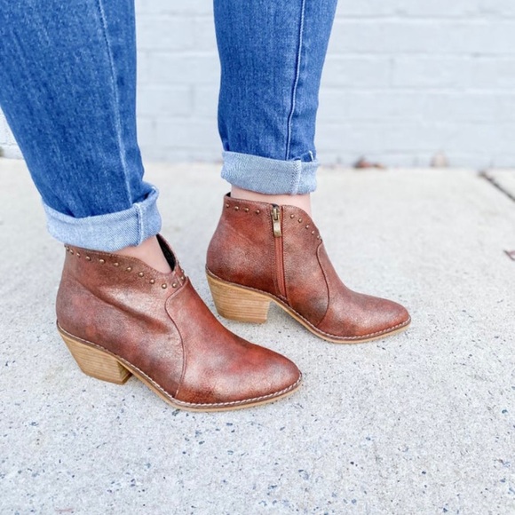 Corkys Shoes - Corkys Swifton Bootie Cognac Distressed